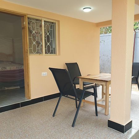 Alison & Dave'S Guesthouse 恩德培 外观 照片