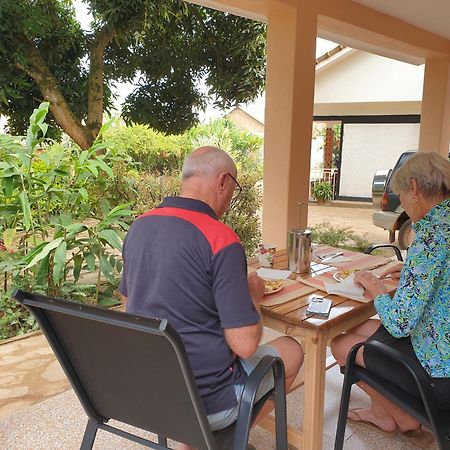 Alison & Dave'S Guesthouse 恩德培 外观 照片