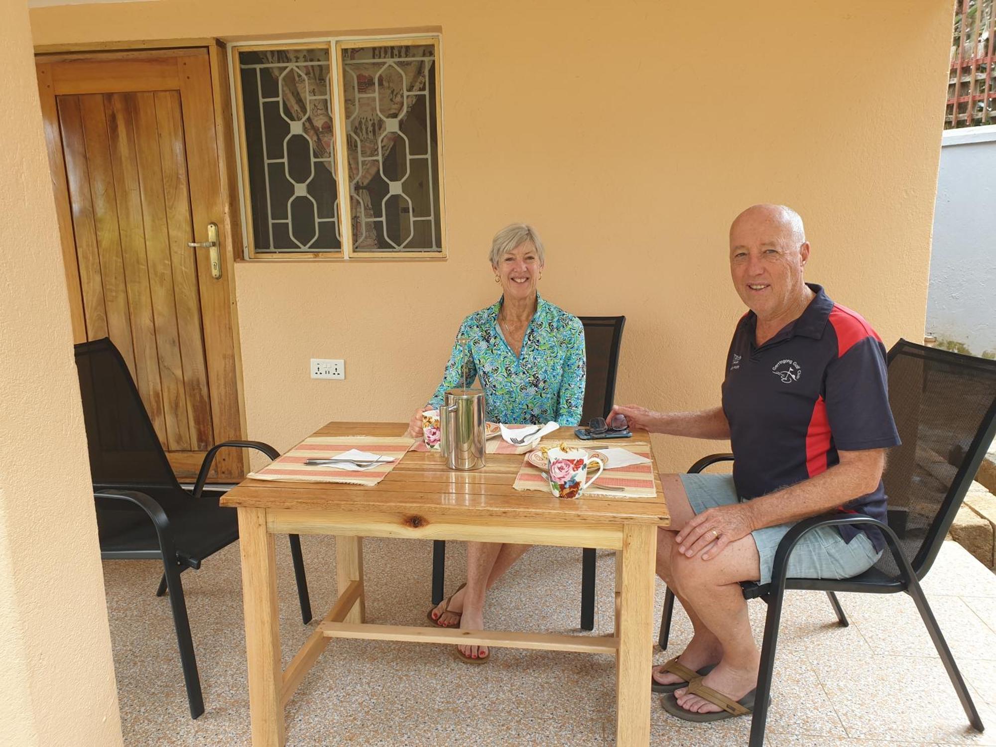 Alison & Dave'S Guesthouse 恩德培 外观 照片
